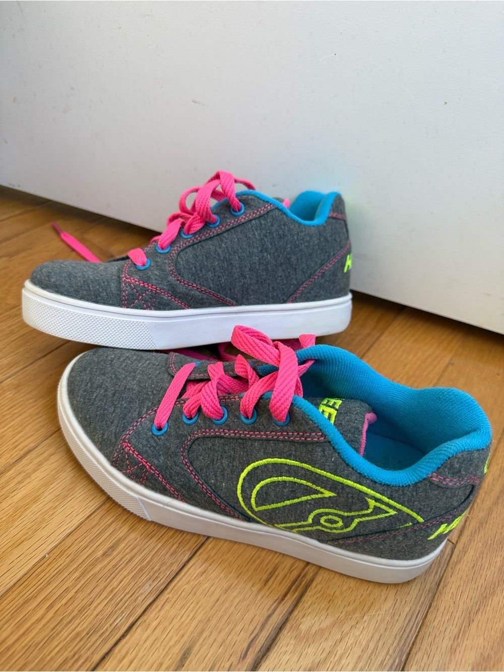 Heelys • Youth size3 Wheeled Sneakers